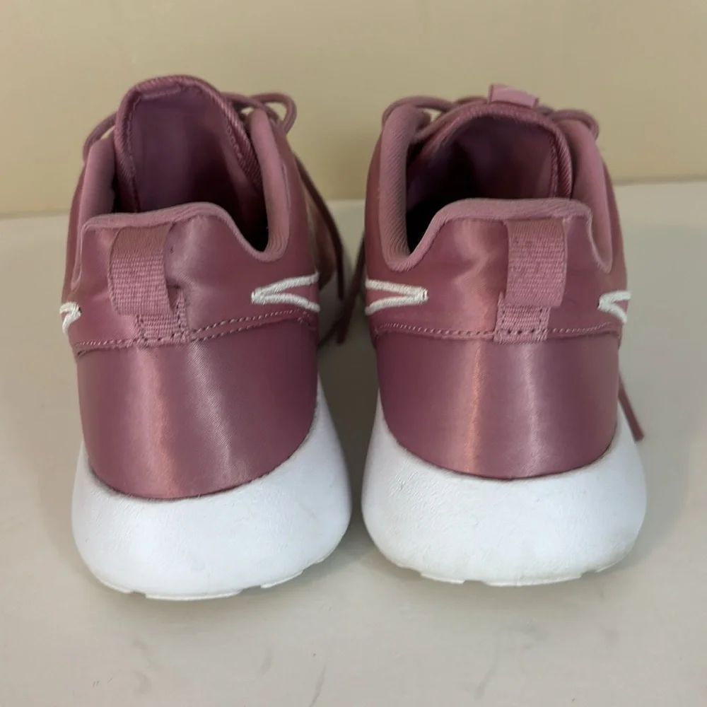 Nike Roshe One (gs) Big Kids Women’s Pink  Satin Shoes size 5Y 599729-618